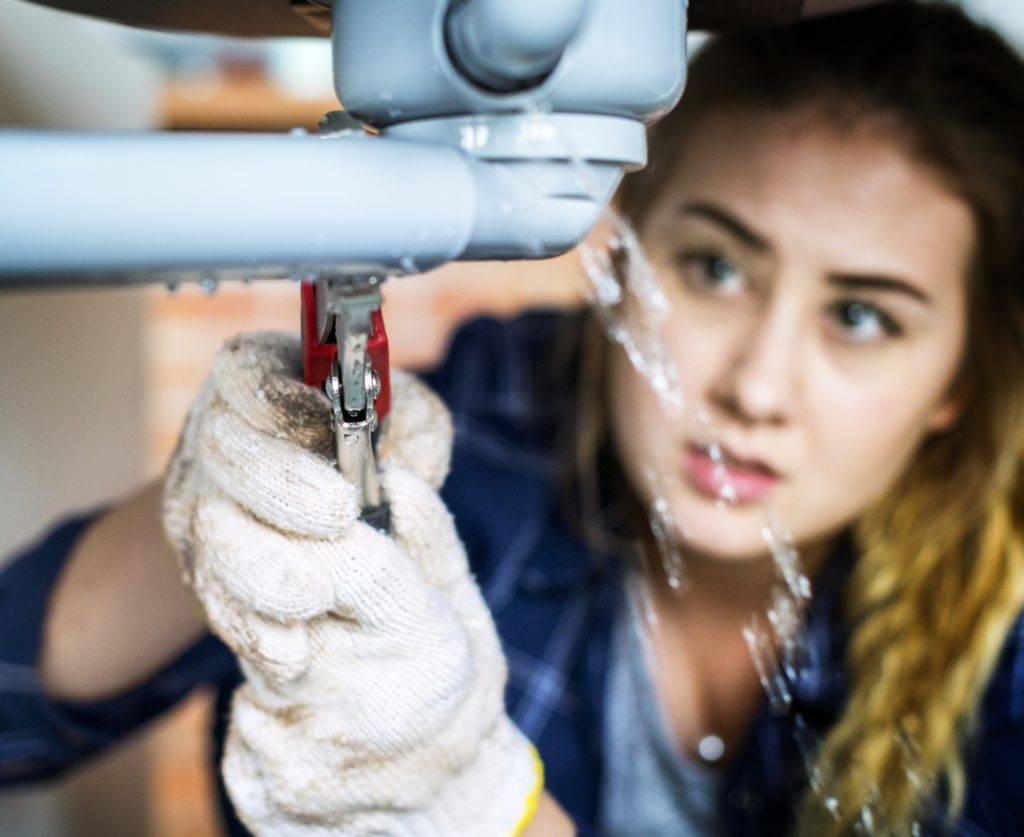 Lady trying to do her own plumbing, only plumbers can fix blocked drains